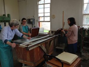 7-ms-wkshp-western-papermaking-barrett-pulling-sheet-demo-strand